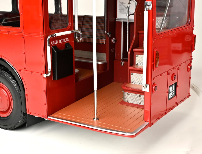 IXO 1/12 scale London Routemaster Bus kit IXO 1/12 scale London Routemaster Bus kit
